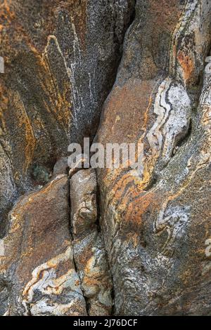 Structures colorées en roche, vallée de la Verzasca, Suisse, canton du Tessin Banque D'Images