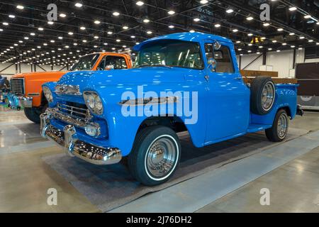 ST. PETERSBURG, RUSSIE - 23 AVRIL 2022 : pick-up américain classique Apache de Chevrolet de l'année modèle 1958 à l'occasion du spectacle de voitures rétro Oldtimer-Gallery. Expand Banque D'Images