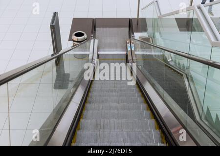 Escalier mécanique à l'aéroport international avec escalier en mouvement Banque D'Images