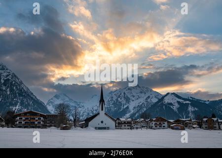 L'église de la Sainte Trinité à Pertisau sur le lac Achen. Banque D'Images