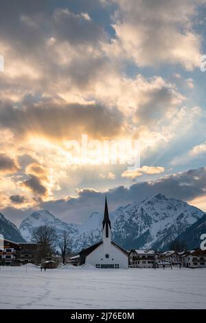 L'église de la Sainte Trinité à Pertisau sur le lac Achen. Banque D'Images