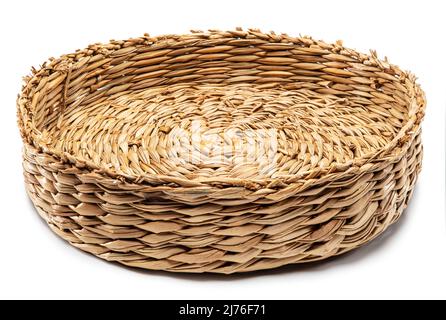 Panier en osier vide isolé sur fond blanc. Le fichier contient un chemin d'écrêtage. Banque D'Images