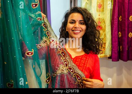 brunette femme indienne choisissant une nouvelle tradition de saree sur le marché Banque D'Images