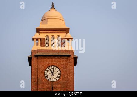 Vue sur la tour historique et populaire de l'horloge près de Marina Beach, Chennai, Tamil Nadu, Inde Banque D'Images