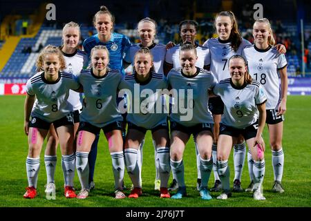 SARAJEVO, BOSNIE-HERZÉGOVINE - MAI 6: Équipe Allemagne avec:, FR: Paulina Platner d'Allemagne, Mathilde Janzen d'Allemagne, Laura Gloning d'Allemagne, Alara Sehitler d'Allemagne, Marie Steiner d'Allemagne, SR: Jella Veit (c) d'Allemagne, gardien de but Eve Boettcher d'Allemagne, Annaleen Bohler d'Allemagne, Emily Wallbenstein d'Allemagne, Mara Alber d'Allemagne, Svea Stoldt d'Allemagne lors du championnat d'Europe féminin des moins de 17 ans de l'UEFA entre l'Allemagne et les pays-Bas à Stadion Grbavica le 6 mai 2022 à Sarajevo, Bosnie-Herzégovine (photo de Nicola Krstic/Orange Pictures) Banque D'Images