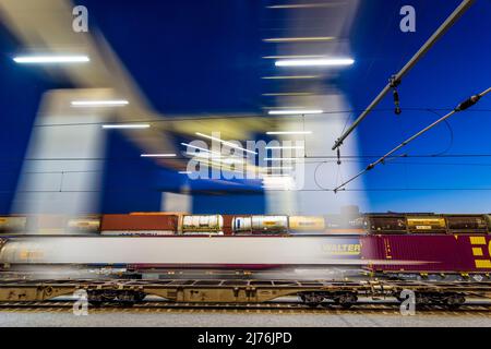 Vienne, déplacement de grues portiques dans le terminal à conteneurs du port Freudenau, compagnie WienCont, ligne de chemin de fer, route de transbordement à rail et vice versa, conteneur en 02. District de Leopoldstadt, Autriche Banque D'Images