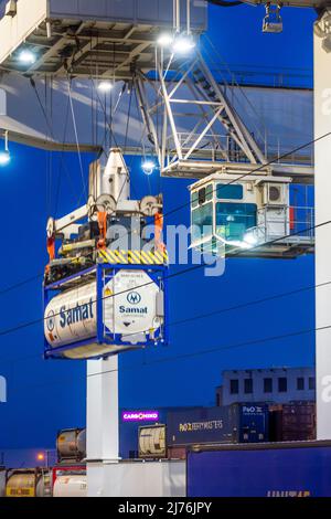 Vienne, déplacement de grues portiques dans le terminal à conteneurs du port Freudenau, compagnie WienCont, ligne de chemin de fer, route de transbordement à rail et vice versa, conteneur en 02. District de Leopoldstadt, Autriche Banque D'Images