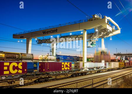 Vienne, déplacement de grues portiques dans le terminal à conteneurs du port Freudenau, compagnie WienCont, ligne de chemin de fer, route de transbordement à rail et vice versa, conteneur en 02. District de Leopoldstadt, Autriche Banque D'Images