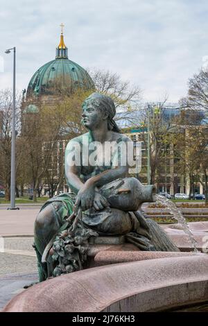 Berlin, Mitte, Fontaine de Neptune, allégorie de l'Elbe (céréales et fruits), en arrière-plan Cathédrale de Berlin Banque D'Images