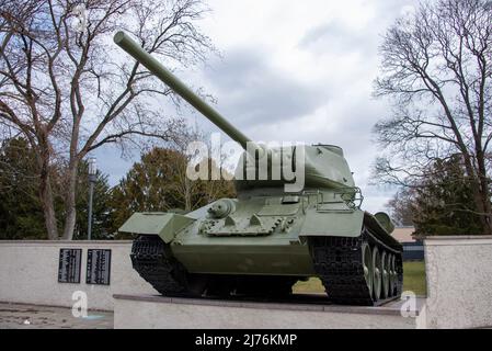 Un réservoir soviétique de type 'T 34' se trouve sur le cimetière d'honneur de Burg près de Magdebourg. Banque D'Images