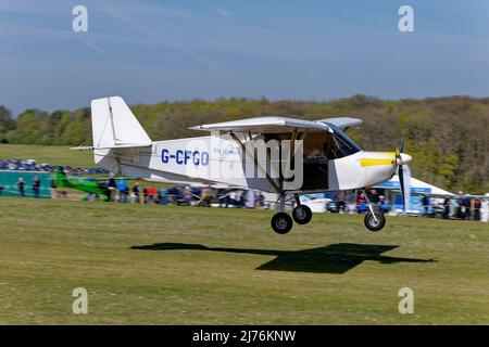 White Skyranger Kit Microlight avion G-CFGO arrive à l'aérodrome de Popham près de Basingstoke dans le Hampshire pour la mouche annuelle de micro-lumière en cas Banque D'Images