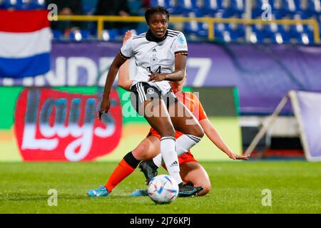 SARAJEVO, BOSNIE-HERZÉGOVINE - MAI 6 : Emily Wallrabenstein d'Allemagne, Danique Tolhoek des pays-Bas pendant le match de championnat européen des femmes de moins de 17 ans de l'UEFA entre l'Allemagne et les pays-Bas au Stadion Grbavica le 6 mai 2022 à Sarajevo, Bosnie-Herzégovine (photo de Nicola Krstic/Orange Pictures) Banque D'Images