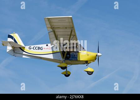 L'avion de microlumière de Skyranger Swift G-CCBG arrive au-dessus de l'aérodrome de Popham, dans le Hampshire, en Angleterre, pour assister à la réunion annuelle de survol d'avions de microlumière Banque D'Images