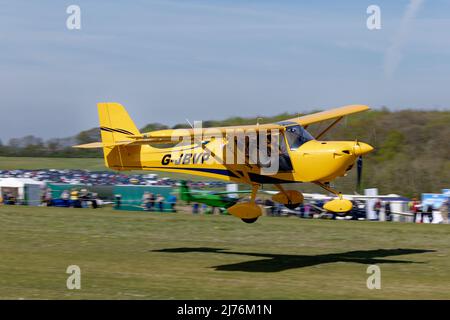 L'avion microléger Bright Yellow Eurofox G-JBVP arrive à l'aérodrome de Popham, dans le Hampshire, en Angleterre, pour assister au vol-In annuel de l'avion microléger Banque D'Images