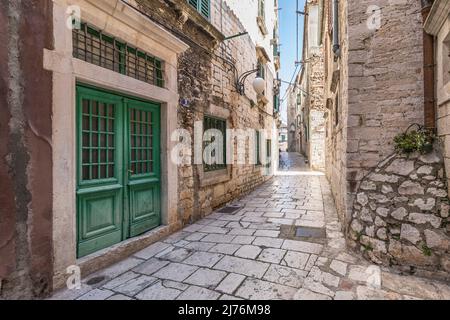 Ruelle étroite dans la vieille ville, Sibenik, comté de Sibenik-Knin, Croatie, Europe Banque D'Images