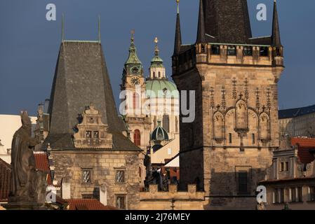 Pont Charles, tour du pont de la ville de Lesser, église Saint-Nicolas, Prague, République tchèque Banque D'Images