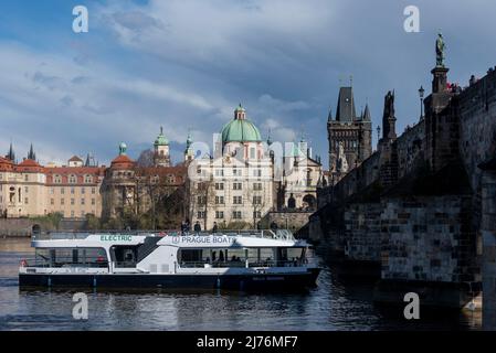 Pont Charles, bateau d'excursion, Eglise de la Sainte Croix, Tour du Pont de la Vieille ville, Prague, République Tchèque Banque D'Images