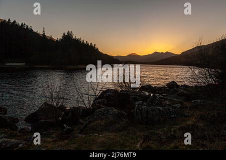 Vue classique sur Llyn Mymbyr avec le soleil couchant derrière Snowdon, parc national de Snowdonia Banque D'Images