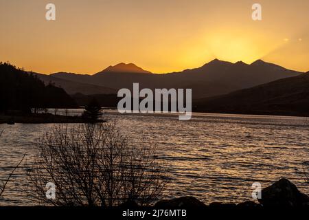 Vue classique sur Llyn Mymbyr avec le soleil couchant derrière Snowdon, parc national de Snowdonia Banque D'Images