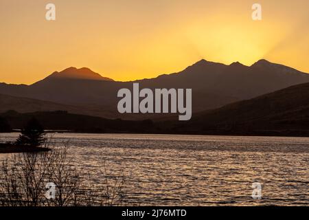 Vue classique sur Llyn Mymbyr avec le soleil couchant derrière Snowdon, parc national de Snowdonia Banque D'Images