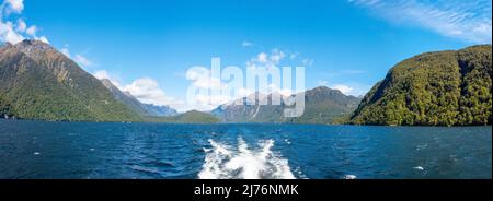 Magnifique paysage de montagne entourant le lac te Anau, île du Sud de la Nouvelle-Zélande Banque D'Images