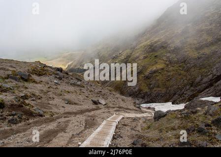 Randonnée sur le mont Taranaki par une journée d'été brumeuse, en Nouvelle-Zélande Banque D'Images