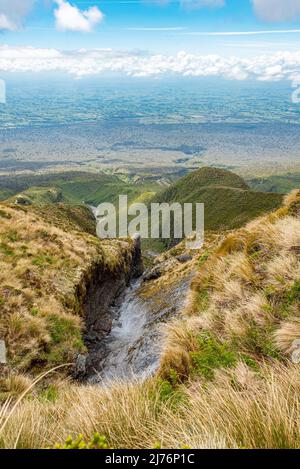 Vue du Mont Taranaki dans la vallée en été, Île du Nord de la Nouvelle-Zélande Banque D'Images