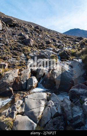 Randonnée pédestre dans le Tongariro Alpine Crossing, circuit nord du parc national de Tongariro en Nouvelle-Zélande Banque D'Images