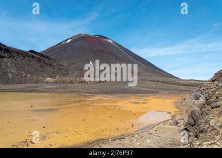 Randonnée à pied sur le Tongariro Alpine Crossing, vue sur le Mont Ngauruhoe, Île du Nord de la Nouvelle-Zélande Banque D'Images