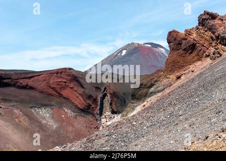 Cratère rouge au parc national de Tongariro, Mt Ngauruhoe en arrière-plan, Nouvelle-Zélande Banque D'Images