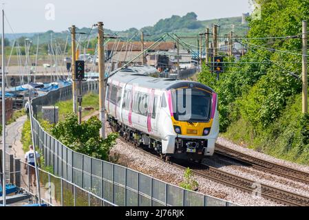 Nouveau train C2C de classe 720 sur une course d'essai à Leigh on Sea, Southend on Sea, Essex, Royaume-Uni. Chemin de fer londonien Southend électrifié exploité par Trenitalia Banque D'Images