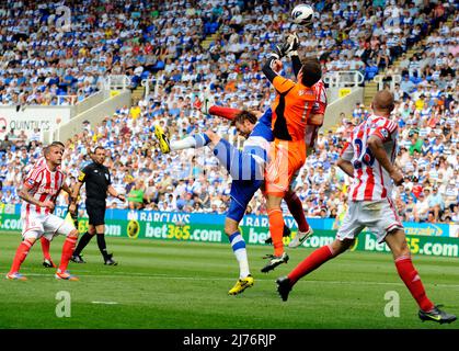 18 août 2012 - Premier League football - Reading FC vs Stoke City. Asmir Begović de Stoke réclame le ballon à Adam le fondre de Reading. Photographe : Paul Roberts / Pathos. Banque D'Images