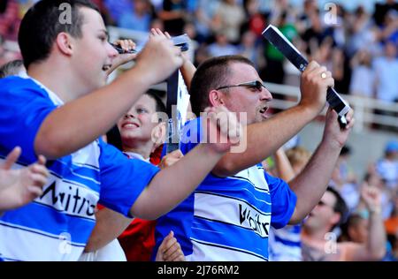 18 août 2012 - Premier League football - Reading FC vs Stoke City. Reading fans Celebrate célèbre l'objectif de Reading (1-1), leur premier dans la fonction de premier ministre. Photographe : Paul Roberts / Pathos. Banque D'Images