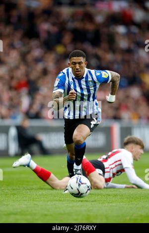 Liam Palmer, de Sheffield Wednesday, obtient le meilleur de Jack Clarke, de Sunderland, lors de la demi-finale du match de la première jambe de la Sky Bet League, au stade de Light, Sunderland. Date de la photo: Vendredi 6 mai 2022. Banque D'Images