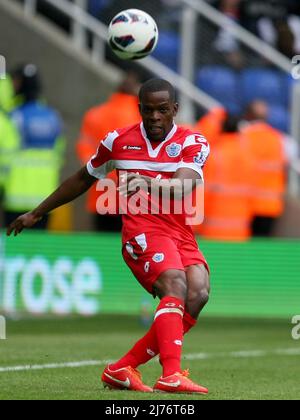 28 avril 2013 - Soccer - Barclays Premier League football - Reading FC vs Queens Park Rangers - Stephane Mbia of Queens Park Rangers - photographe : Paul Roberts / Pathos. Banque D'Images