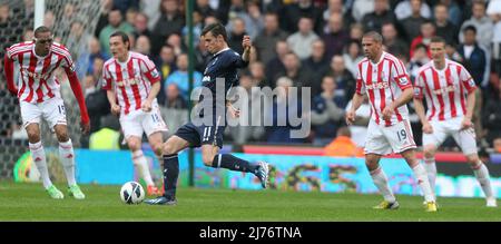 12 Mai 2013 - Soccer - Barclays Premier League - Stoke City vs Tottenham Hotspur - Gareth Bale de Tottenham Hotspur est suivi par quatre joueurs de Stoke - photographe: Paul Roberts / Pathos. Banque D'Images