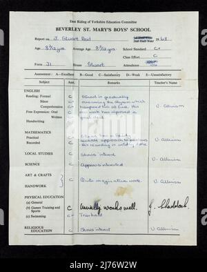 Un rapport scolaire moyen (principalement des notes C!) d'un garçon de l'école primaire en 1968, partie d'une réplique thématique des années 1960 souvenirs. Banque D'Images