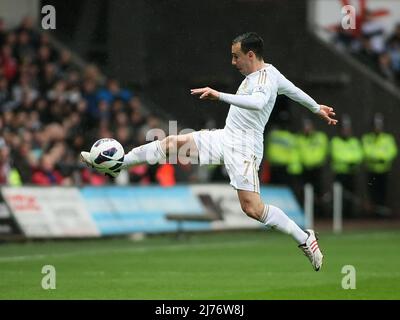 16 Mars 2013 - Soccer - Barclays Premiership football - Swansea City vs. Arsenal - Leon Britton de Swansea City contrôle une balle lâche. - Photo: Paul Roberts / Pathos. Banque D'Images