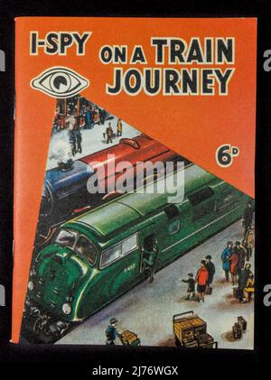 Copie du « I-SPY on a train Journey » de I-Spy Books, une réplique de souvenirs des années 1960. Banque D'Images