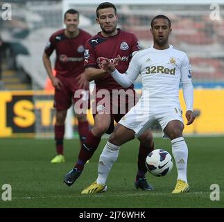 02 Mars 2013 - Soccer - Barclays Premiership football - Swansea City vs. Newcastle United - Wayne Routledge de Swansea City tient le ballon - photo: Paul Roberts / Pathos. Banque D'Images