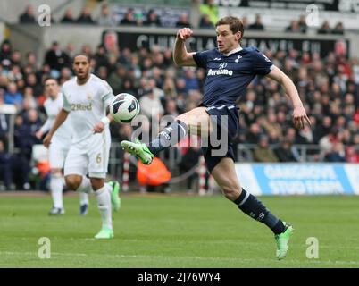 30 Mars 2013 - Soccer - Barclays Premiership football - Swansea City vs. Tottenham Hotspur - Jan Vertonghen, de Tottenham Hotspur, est l'objectif d'ouverture de Tottenham Hotspur. - Photo: Paul Roberts / Pathos. Banque D'Images