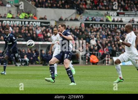 30 Mars 2013 - Soccer - Barclays Premiership football - Swansea City vs. Tottenham Hotspur - Jan Vertonghen, de Tottenham Hotspur, est l'objectif d'ouverture de Tottenham Hotspur. - Photo: Paul Roberts / Pathos. Banque D'Images