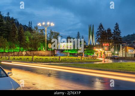 Dilijan, Arménie - 6 mai 2022 - le rond-point principal à Dilijan, Arménie la nuit après la pluie avec le monument de la guerre soviétique en arrière-plan Banque D'Images