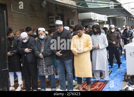 Des hommes musulmans prient sur Eid à l'extérieur d'une mosquée de Brooklyn, NY, dans le quartier de Kensington « Little Bangladesh ». EID al-Fitr 'fête de la rupture du jeûne') est une fête religieuse importante célébrée par les musulmans dans le monde entier qui marque la fin du Ramadan, le mois Saint islamique du jeûne (scim). Banque D'Images