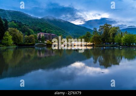 Dilijan, Arménie - 6 mai 2022 - vue sur le magnifique lac artificiel de Dilijan en fin de soirée avec des montagnes et un reflet du ciel dans le lac Banque D'Images