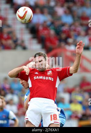 8th septembre 2012 - Npower League1 football - Swindon Town vs Leyton Orient. Tommy Miller, de Swindon Town, dirige la balle. Photographe: Paul Roberts / Pathos. Banque D'Images