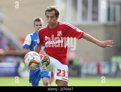 8th septembre 2012 - Npower League1 football - Swindon Town vs Leyton Orient. Raffaele de Vita de Swindon Town contrôle le ballon. Photographe: Paul Roberts / Pathos. Banque D'Images