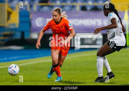 SARAJEVO, BOSNIE-HERZÉGOVINE - 6 MAI : Danique Tolhoek des pays-Bas, Emily Wallrabenstein d'Allemagne pendant le match de championnat européen des femmes de moins de 17 ans de l'UEFA entre l'Allemagne et les pays-Bas au Stadion Grbavica le 6 mai 2022 à Sarajevo, Bosnie-Herzégovine (photo de Nicola Krstic/Orange Pictures) Banque D'Images