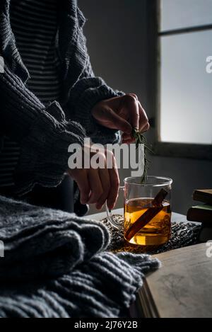 Préparation d'une infusion chaude avec des herbes et de la cannelle Banque D'Images