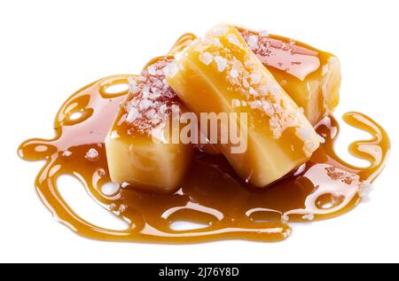 Bonbons salés au caramel recouverts de sucre fondu au caramel isolé sur fond blanc. Banque D'Images